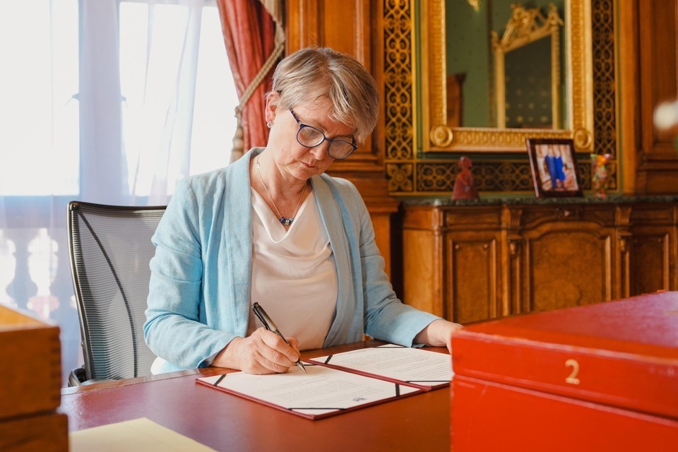 Foreign Secretary signs the document required for the UK to ratify the BBNJ Agreement
