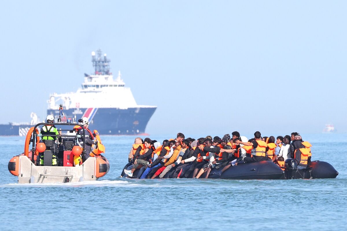 France Prevents 185 Boats and 4,300 Migrants Reaching UK Shores