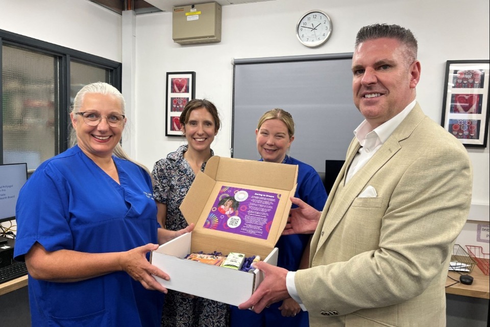 Charity Commission Chief Executive David Holdsworth pictured with clinical staff at Daring to Dream/Prif Weithredwr y Comisiwn Elusennau, David Holdsworth, yn y llun gyda staff clinigol yn Daring to Dream