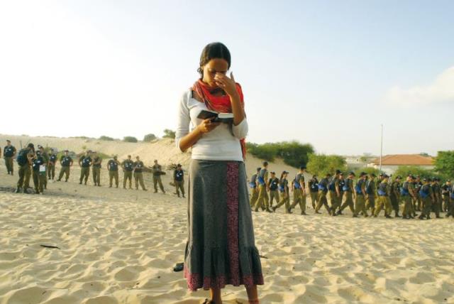 A Jewish woman prays during the evacuation of Gush Katif in 2005. (photo credit: ILLUSTRATIVE/RONEN ZVULUN/REUTERS)