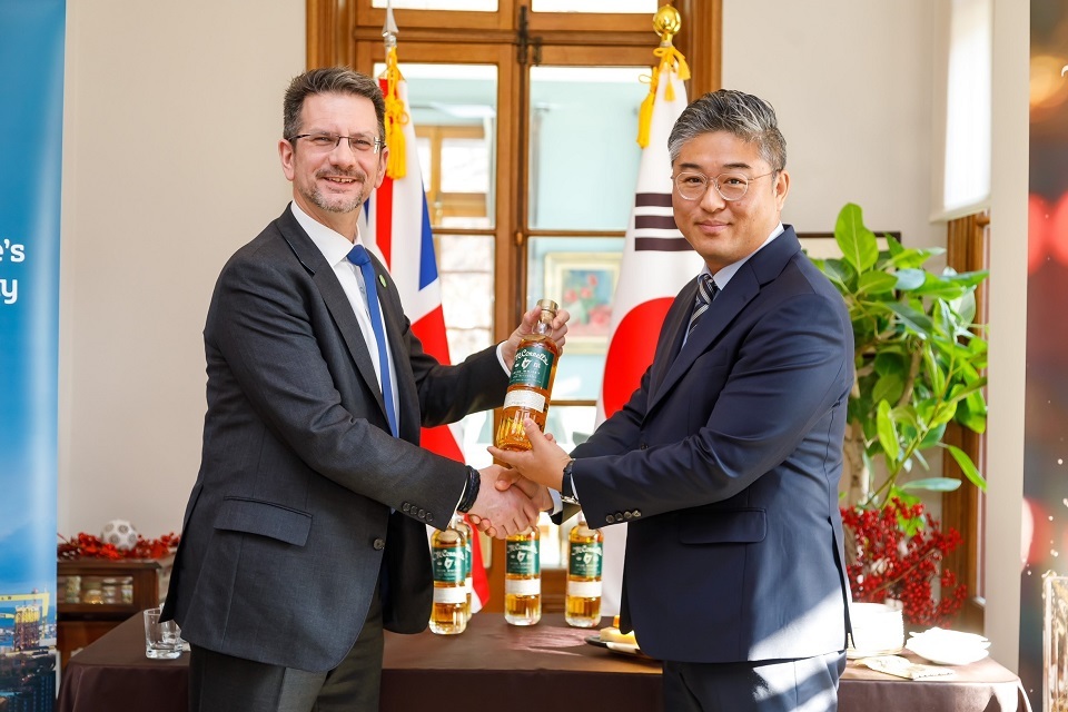 Northern Ireland Minister of State Steve Baker with Kwan-tae Kim, Executive Marketing Director, Golden Blue
