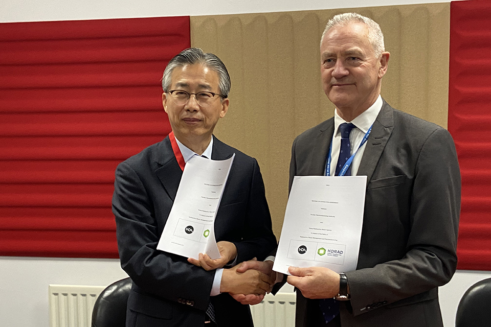 David Peattie, NDA CEO, signs the MoU with Mr Cho Sung-don, President and CEO of the Korea Radioactive Waste Agency (KORAD)