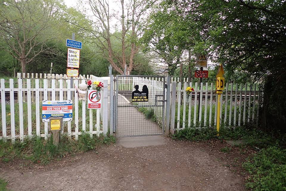 Lady Howard footpath crossing viewed from the north side