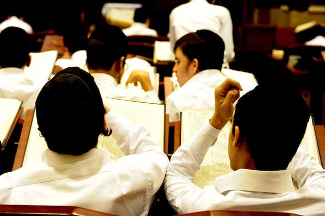Rising Before a Torah Scholar