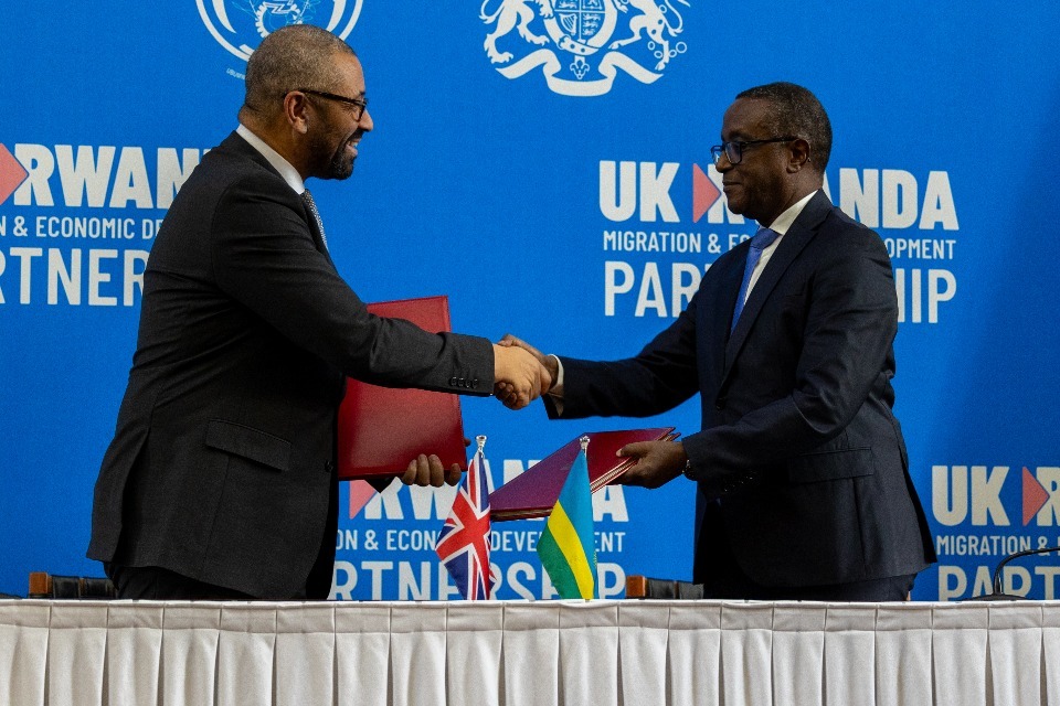 Home Secretary James Cleverly shakes hands with Rwanda's Foreign Minister, Dr Vincent Biruta, following the signing of the Treaty. Crown copyright