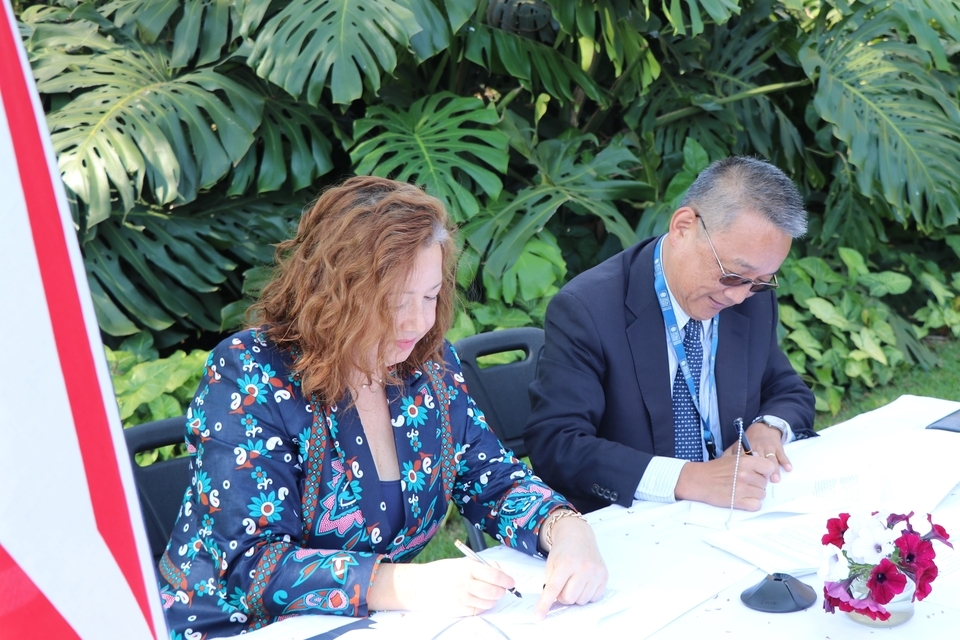 Ritchie and Komatsubara sign the agreement